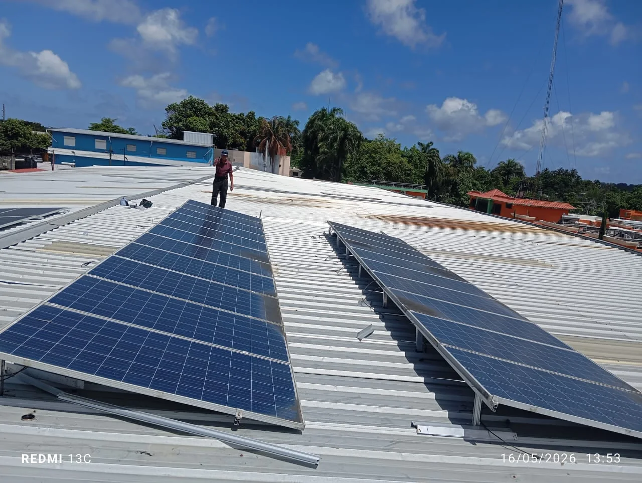 Estructura de paneles solares sobre nave industrial