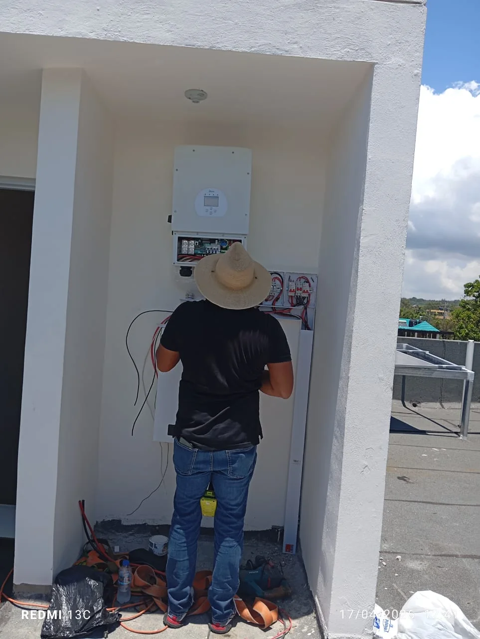 Técnico instalando inversor solar