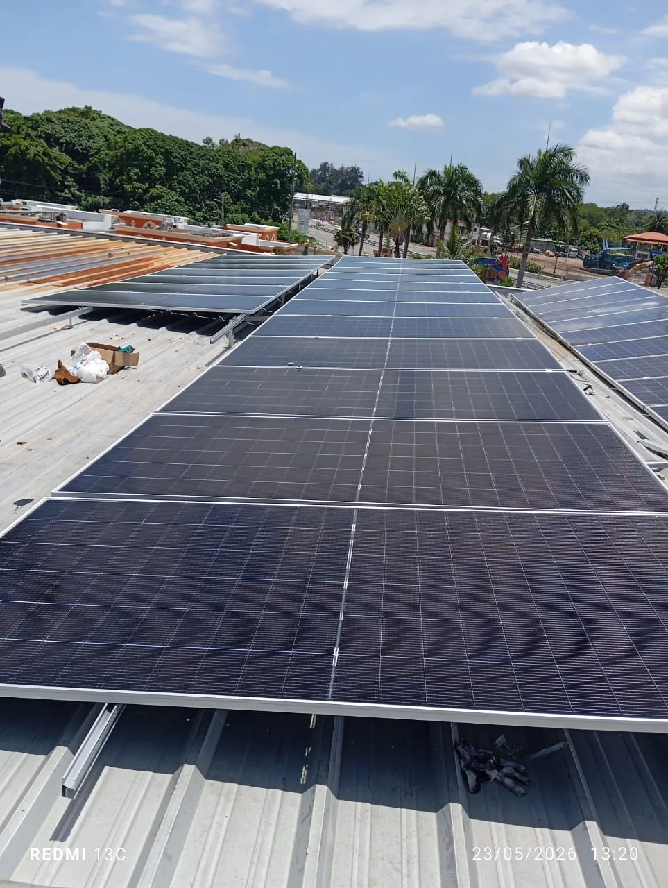 Instalación de paneles solares sobre techo