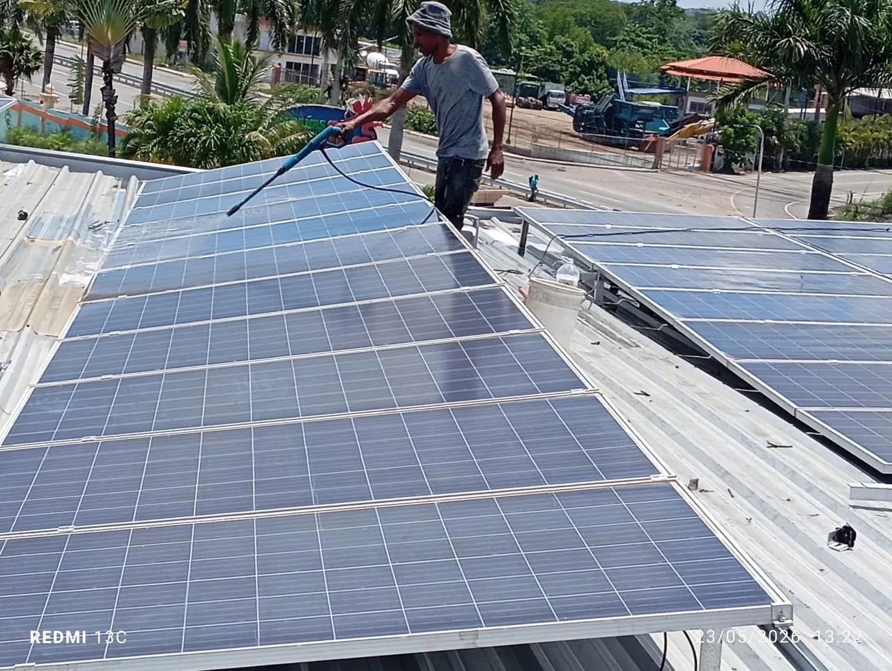 Técnico realizando limpieza de paneles solares