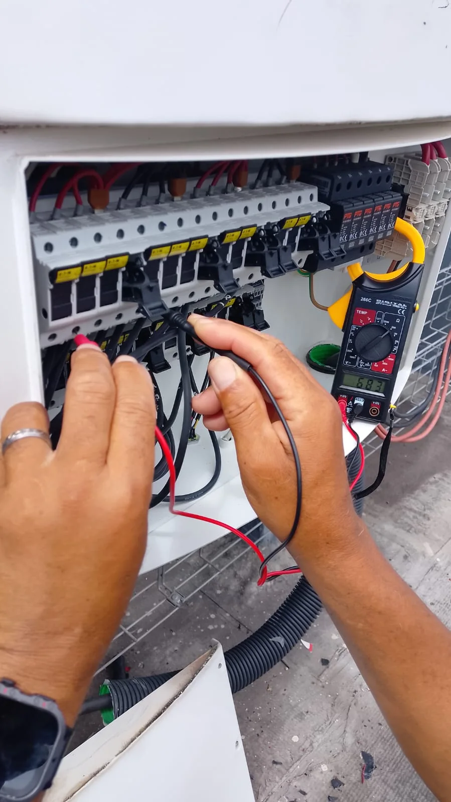 Prueba eléctrica en tablero de distribución