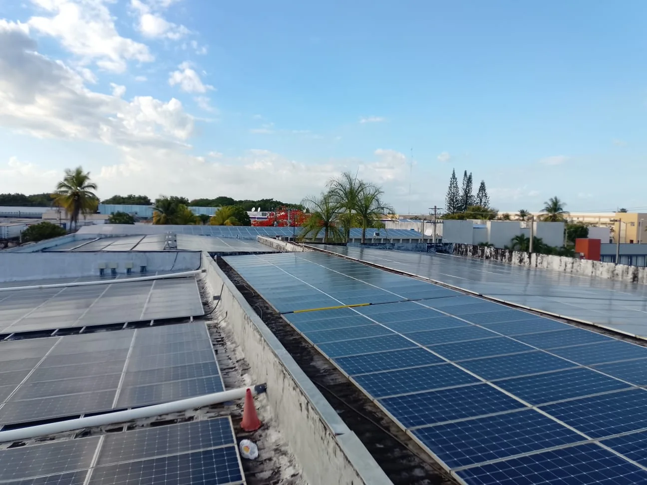 Planta solar instalada en una cubierta industrial